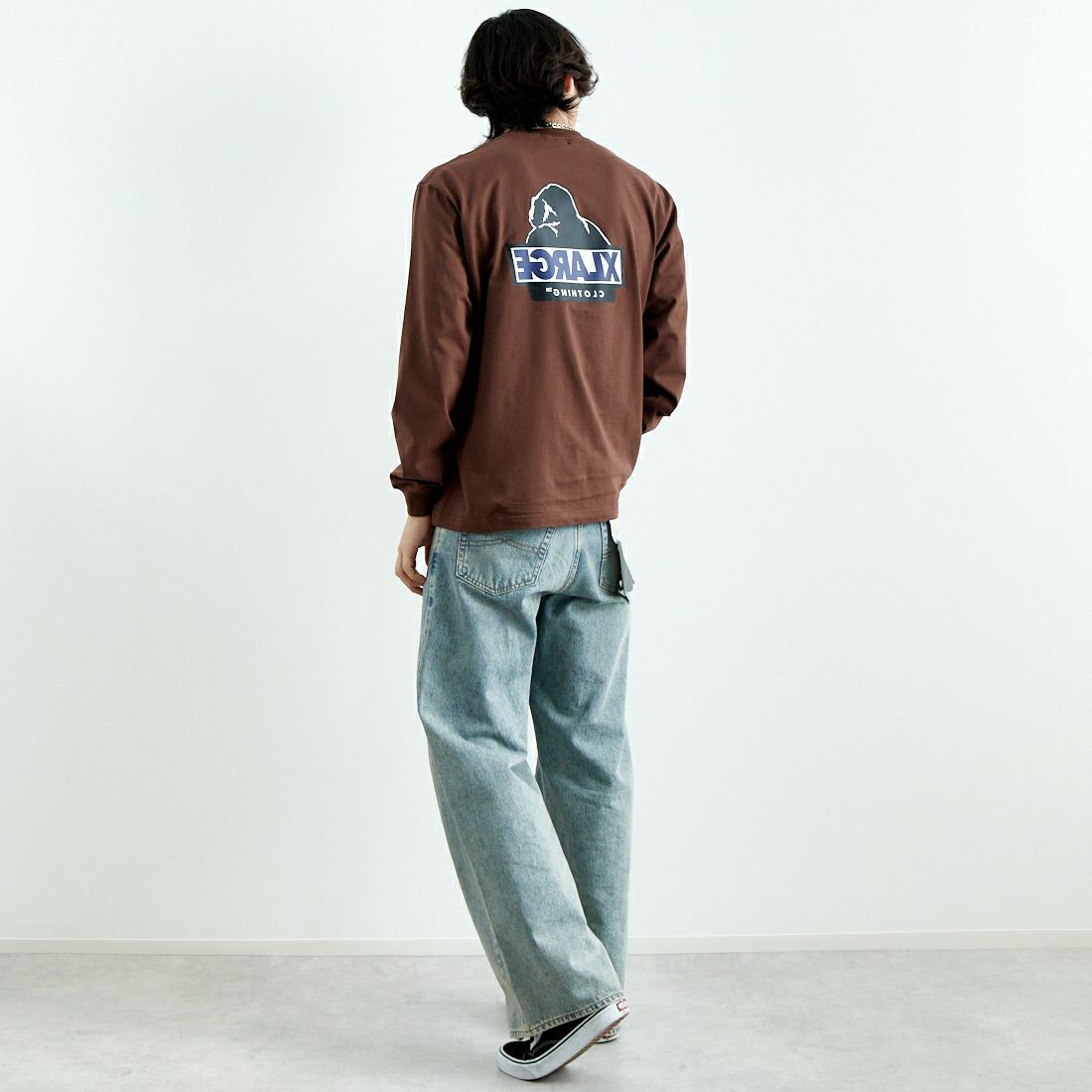 XLARGE [エクストララージ] ロングスリーブTシャツ [101251011006] BROWN &&モデル身長：179cm 着用サイズ：M&&