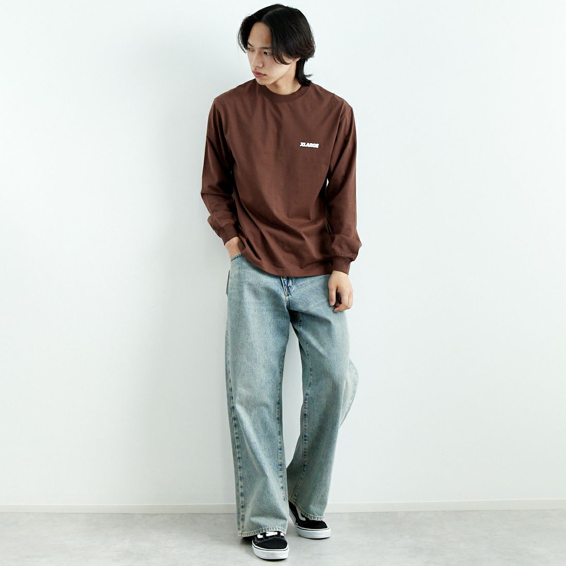 XLARGE [エクストXLARGE [エクストララージ] ロングスリーブTシャツ [101251011006] BROWN &&モデル身長：179cm 着用サイズ：M&&ララージ] ロングスリーブTシャツ [101251011006] BLACK