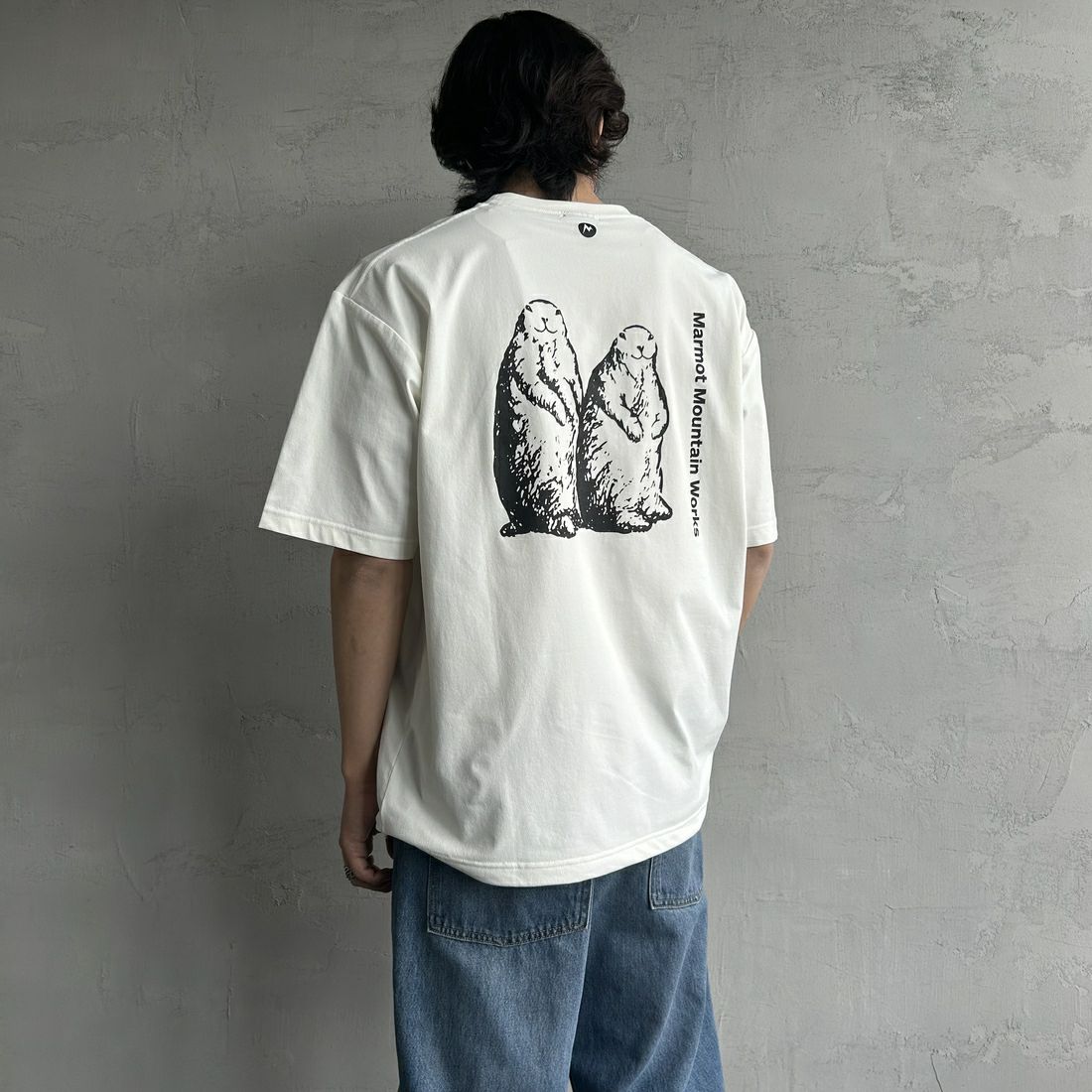 Marmot [マーモット] 別注 ドローコード付き マーモットバックプリントTシャツ [MTSS25MST329IN-JF] WHITE &&モデル身長：179cm 着用サイズ：L&&