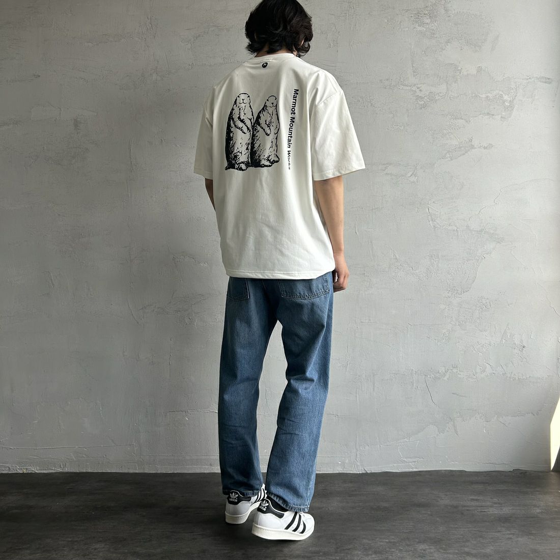 Marmot [マーモット] 別注 ドローコード付き マーモットバックプリントTシャツ [MTSS25MST329IN-JF] WHITE &&モデル身長：179cm 着用サイズ：L&&