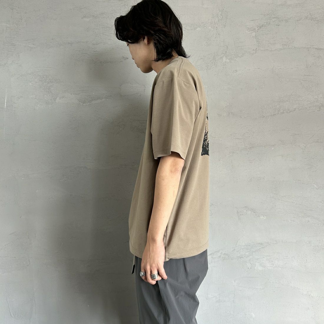 Marmot [マーモット] 別注 ドローコード付き マーモットバックプリントTシャツ [MTSS25MST329IN-JF] COCOA &&モデル身長：179cm 着用サイズ：L&&