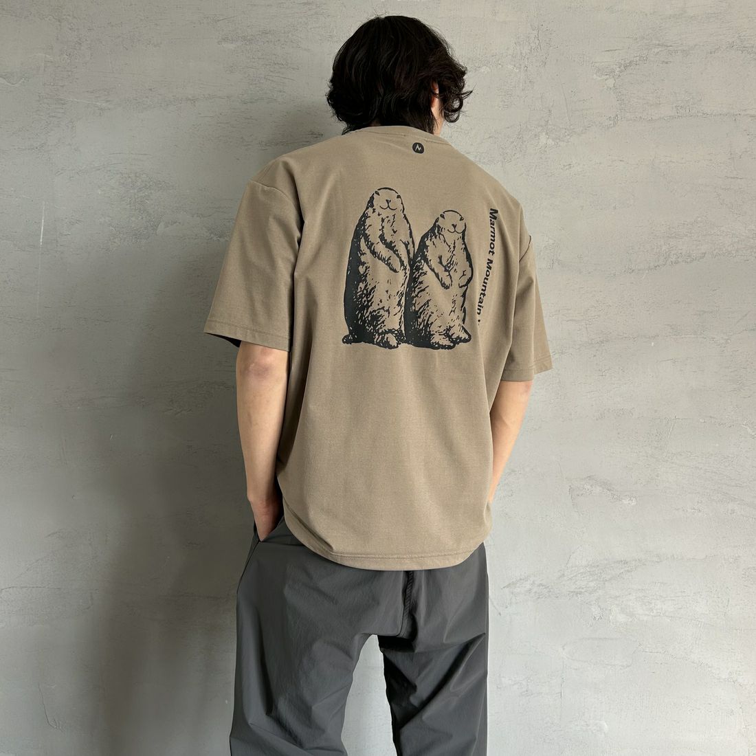 Marmot [マーモット] 別注 ドローコード付き マーモットバックプリントTシャツ [MTSS25MST329IN-JF] COCOA &&モデル身長：179cm 着用サイズ：L&&