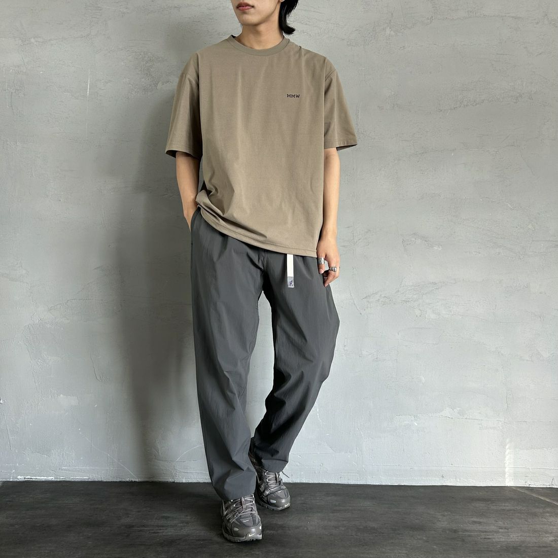 Marmot [マーモット] 別注 ドローコード付き マーモットバックプリントTシャツ [MTSS25MST329IN-JF] COCOA &&モデル身長：179cm 着用サイズ：L&&