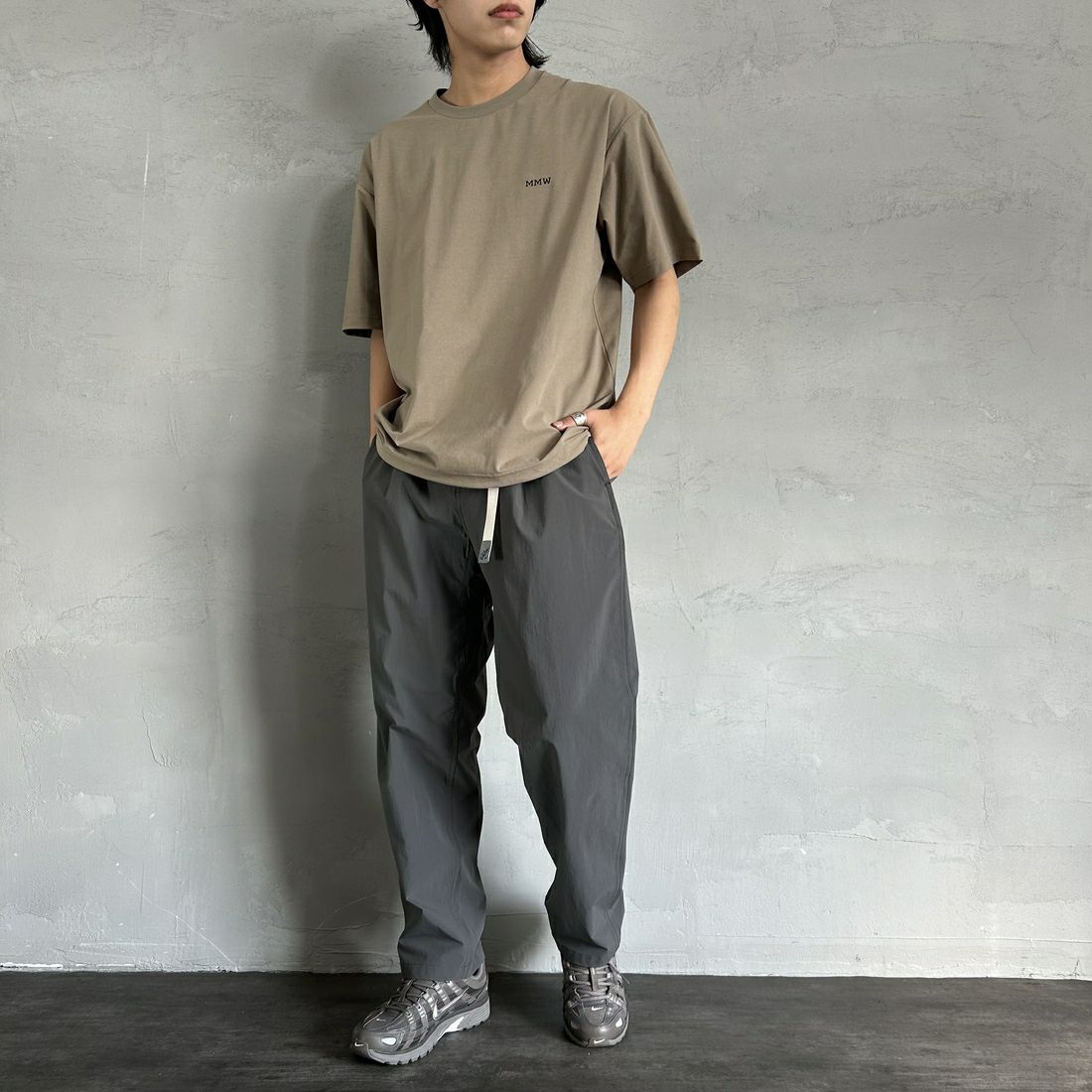 Marmot [マーモット] 別注 ドローコード付き マーモットバックプリントTシャツ [MTSS25MST329IN-JF] COCOA &&モデル身長：179cm 着用サイズ：L&&