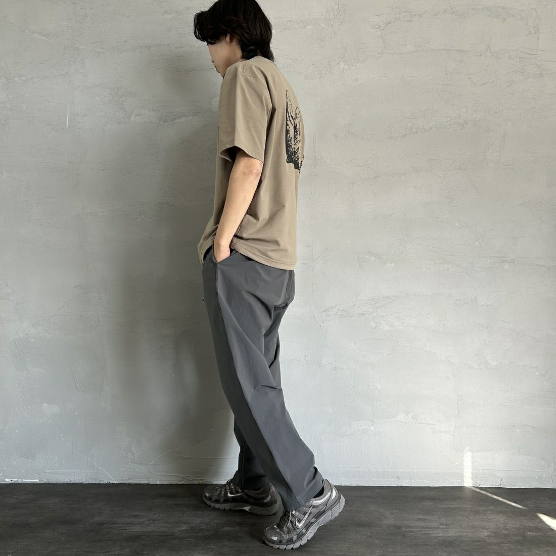 Marmot [マーモット] 別注 ドローコード付き マーモットバックプリントTシャツ [MTSS25MST329IN-JF] COCOA &&モデル身長：179cm 着用サイズ：L&&