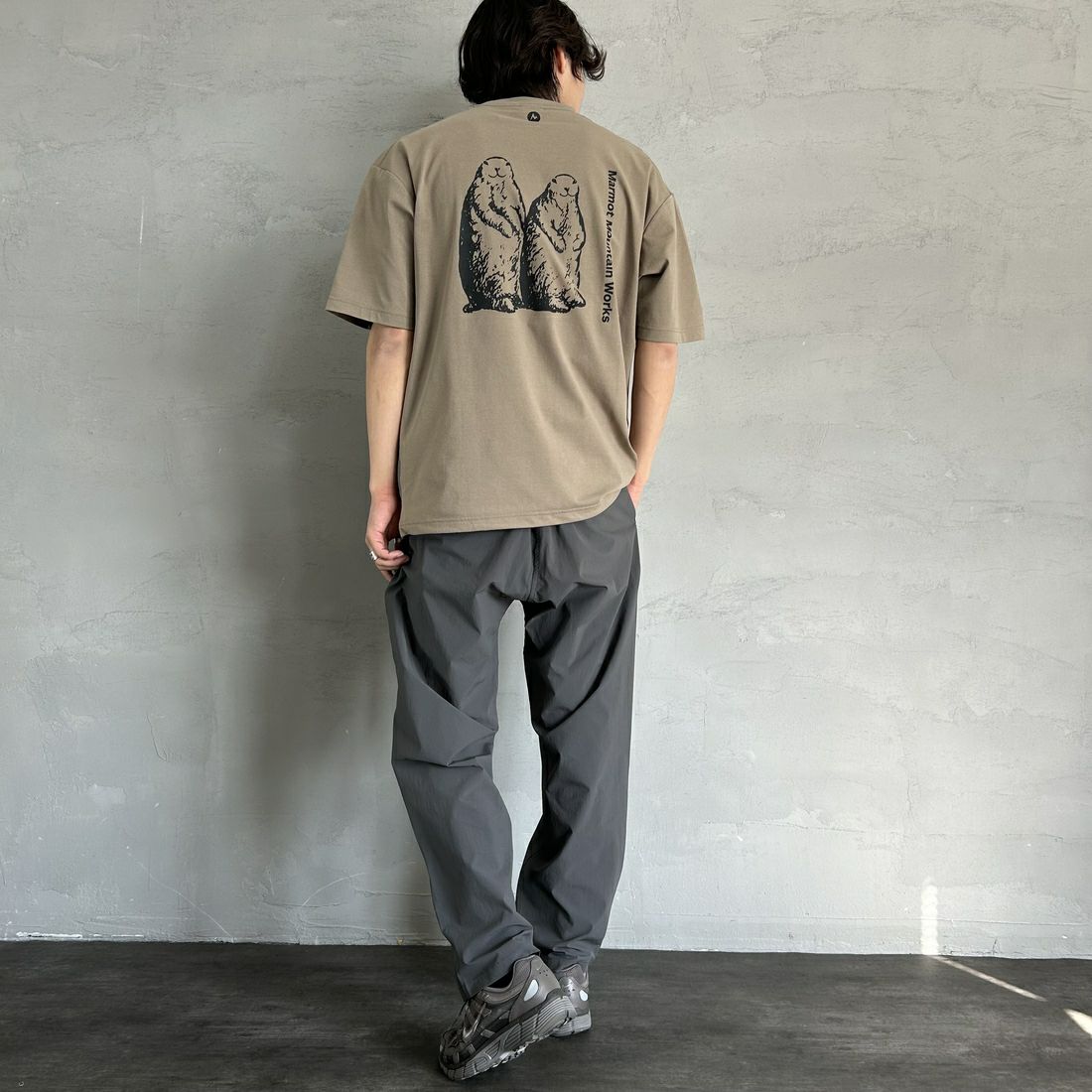 Marmot [マーモット] 別注 ドローコード付き マーモットバックプリントTシャツ [MTSS25MST329IN-JF] COCOA &&モデル身長：179cm 着用サイズ：L&&