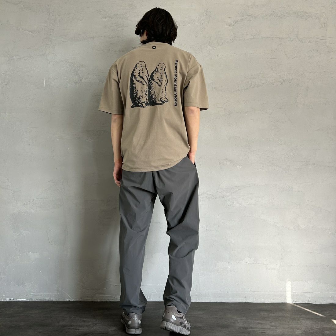 Marmot [マーモット] 別注 ドローコード付き マーモットバックプリントTシャツ [MTSS25MST329IN-JF] COCOA &&モデル身長：179cm 着用サイズ：L&&