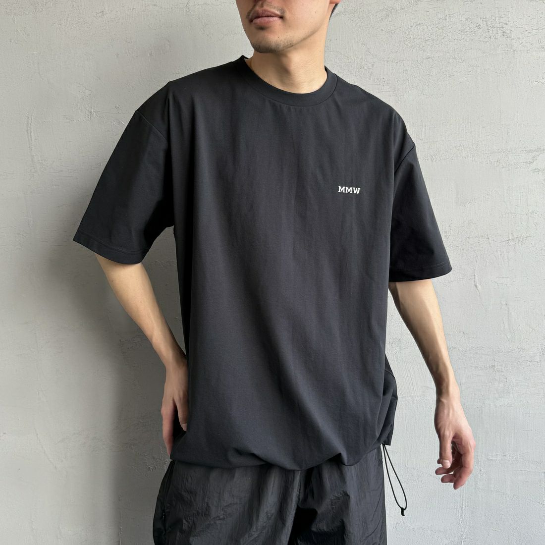 Marmot [マーモット] 別注 ドローコード付き マーモットバックプリントTシャツ [MTSS25MST329IN-JF] BLACK &&モデル身長：168cm 着用サイズ：L&&