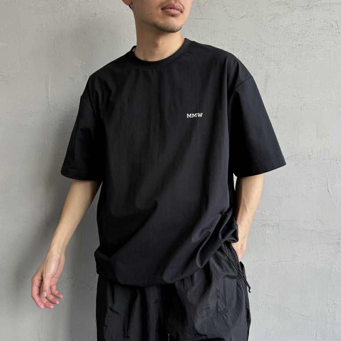 Marmot [マーモット] 別注 ドローコード付き マーモットバックプリントTシャツ [MTSS25MST329IN-JF] BLACK &&モデル身長：168cm 着用サイズ：L&&