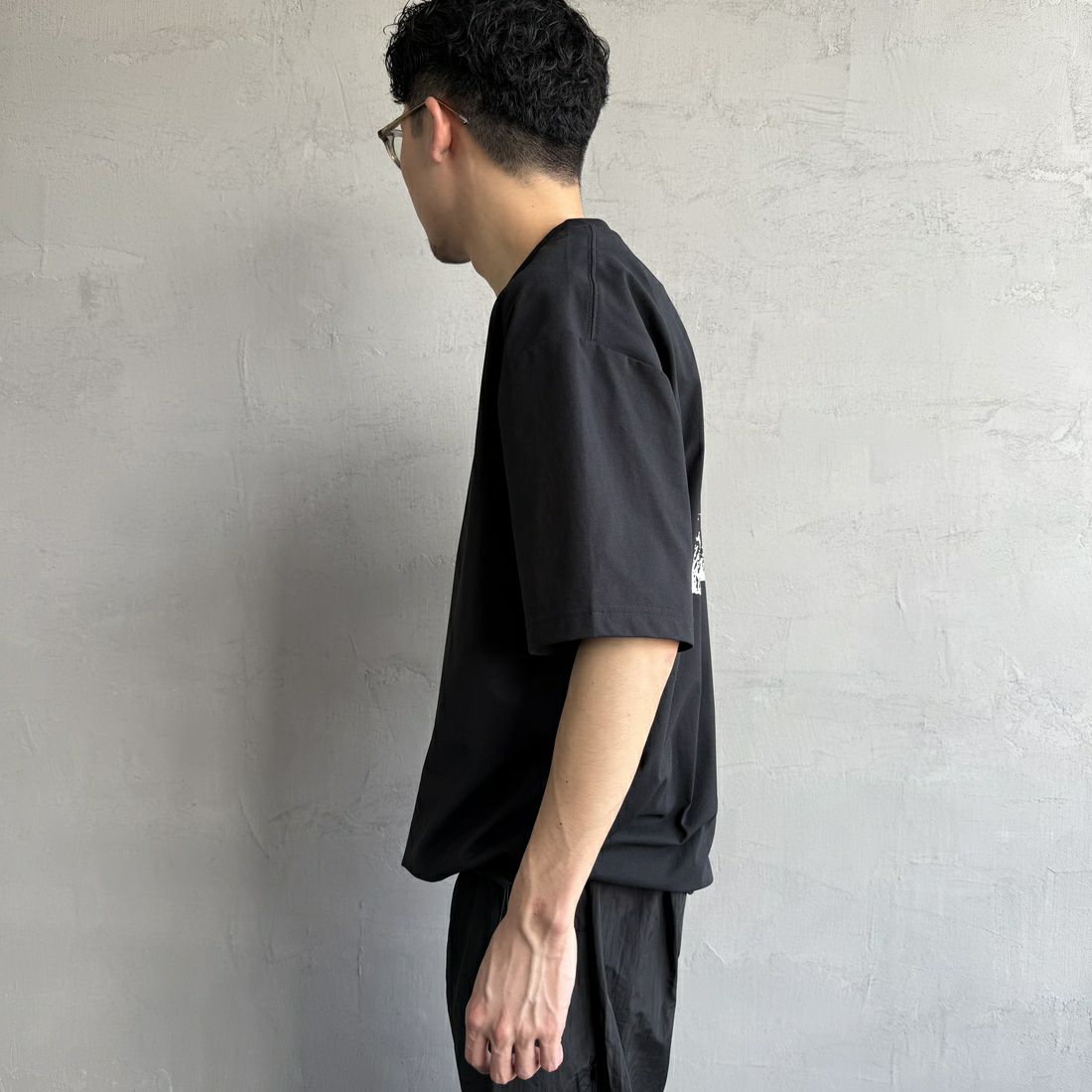 Marmot [マーモット] 別注 ドローコード付き マーモットバックプリントTシャツ [MTSS25MST329IN-JF] BLACK &&モデル身長：168cm 着用サイズ：L&&