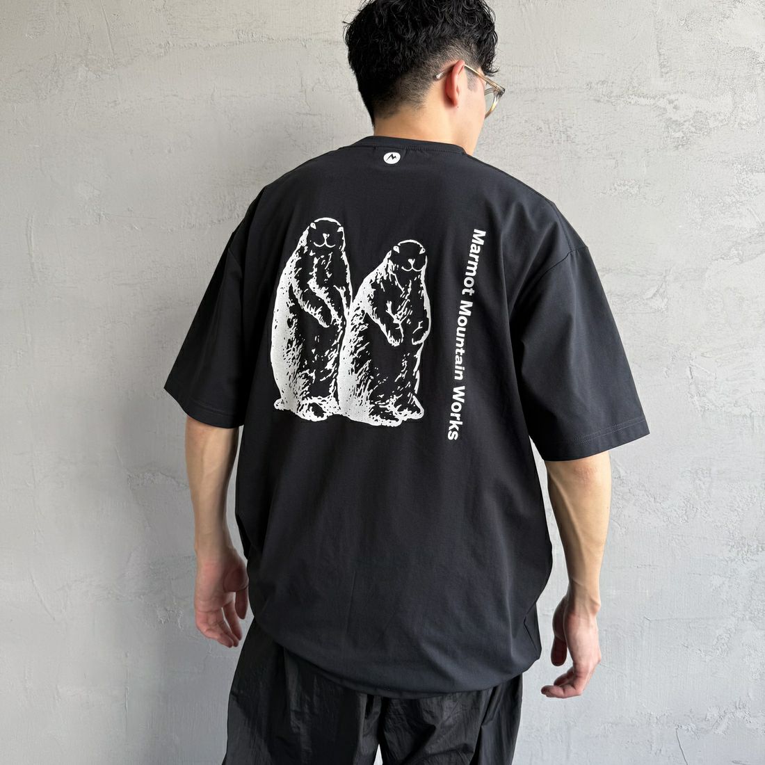 Marmot [マーモット] 別注 ドローコード付き マーモットバックプリントTシャツ [MTSS25MST329IN-JF] BLACK &&モデル身長：168cm 着用サイズ：L&&