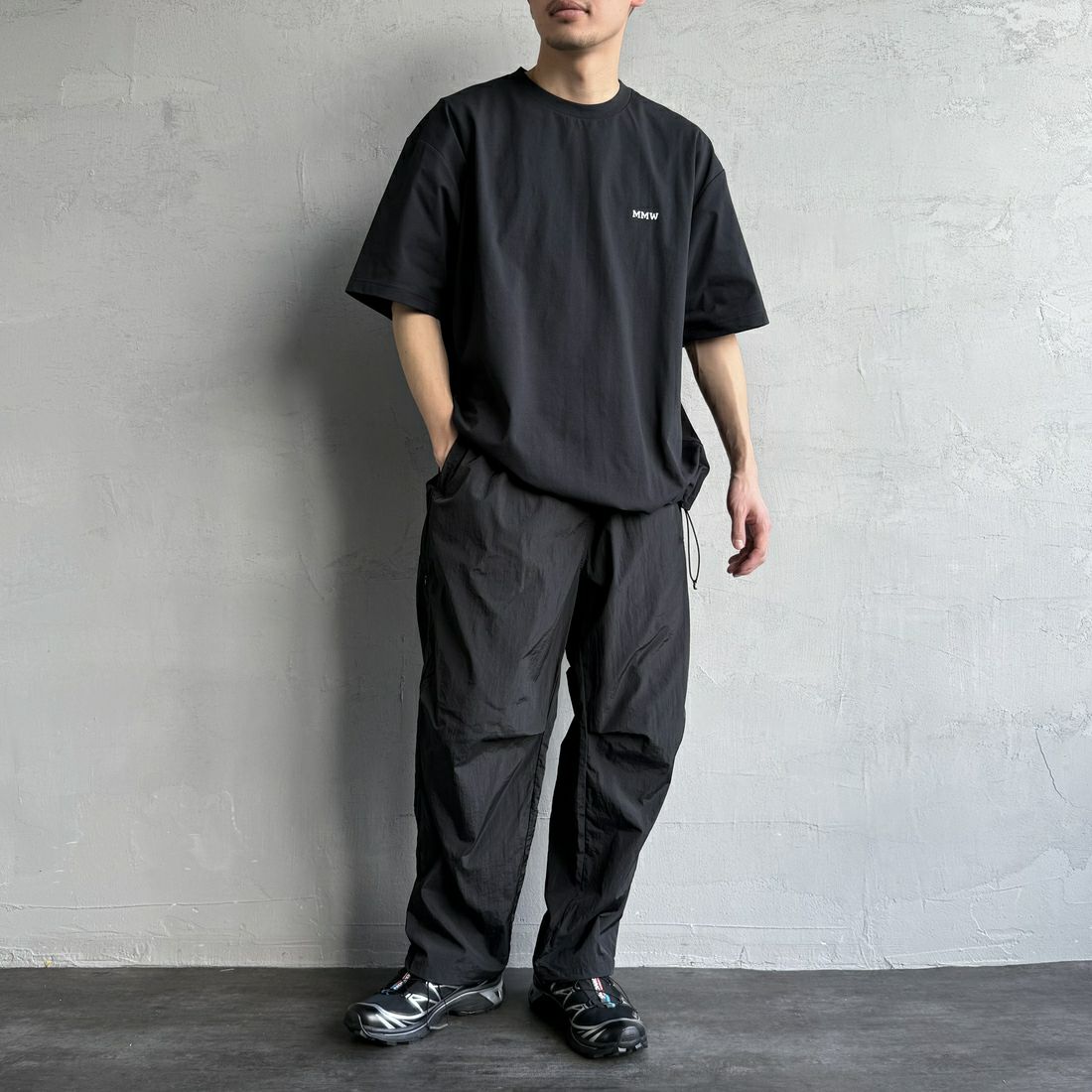 Marmot [マーモット] 別注 ドローコード付き マーモットバックプリントTシャツ [MTSS25MST329IN-JF] BLACK &&モデル身長：168cm 着用サイズ：L&&