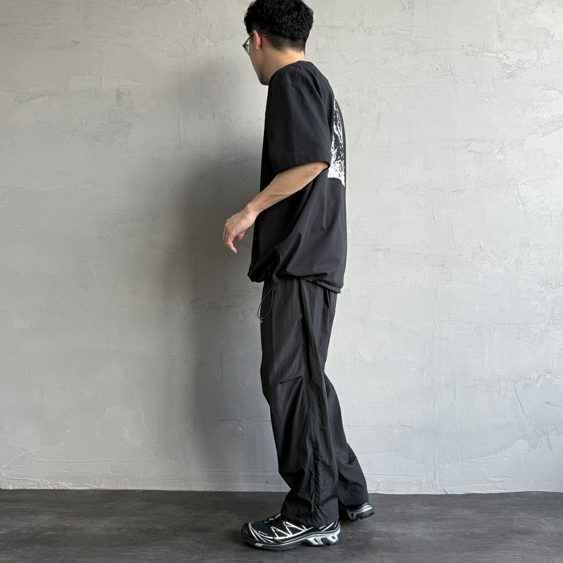 Marmot [マーモット] 別注 ドローコード付き マーモットバックプリントTシャツ [MTSS25MST329IN-JF] BLACK &&モデル身長：168cm 着用サイズ：L&&