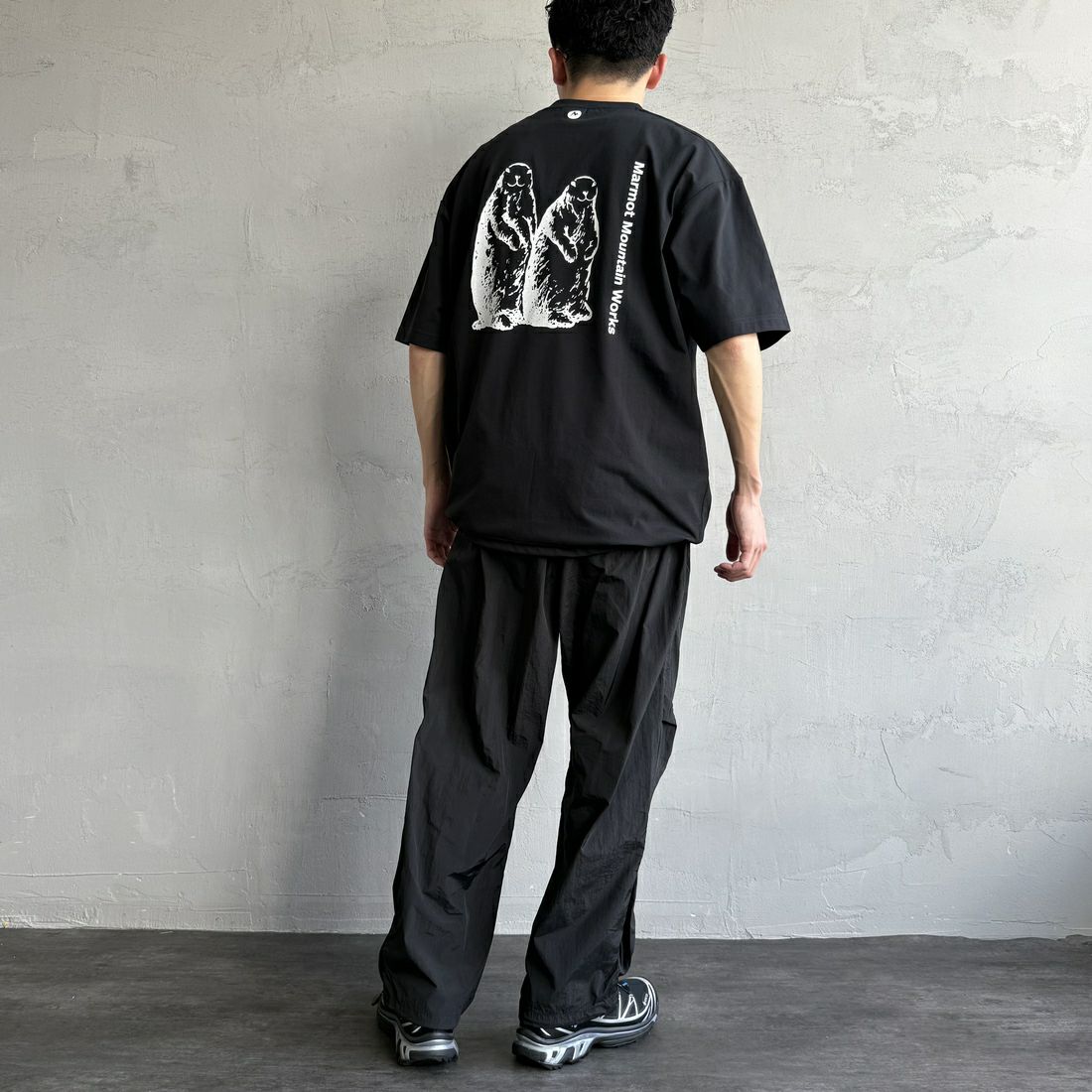 Marmot [マーモット] 別注 ドローコード付き マーモットバックプリントTシャツ [MTSS25MST329IN-JF] BLACK &&モデル身長：168cm 着用サイズ：L&&