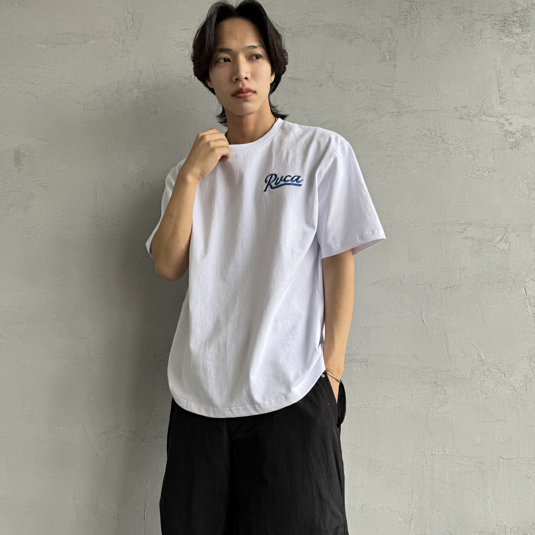RVCA [ルーカ] スクリプトシールド ショートスリーブTシャツ [BF041-254] WHT &&モデル身長：179cm 着用サイズ：M&&