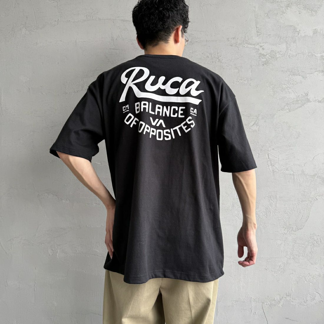 RVCA [ルーカ] スクリプトシールド ショートスリーブTシャツ [BF041-254] WHT RVCA [ルーカ] スクリプトシールド ショートスリーブTシャツ [BF041-254]  BLK &&モデル身長：168cm 着用サイズ：L&&