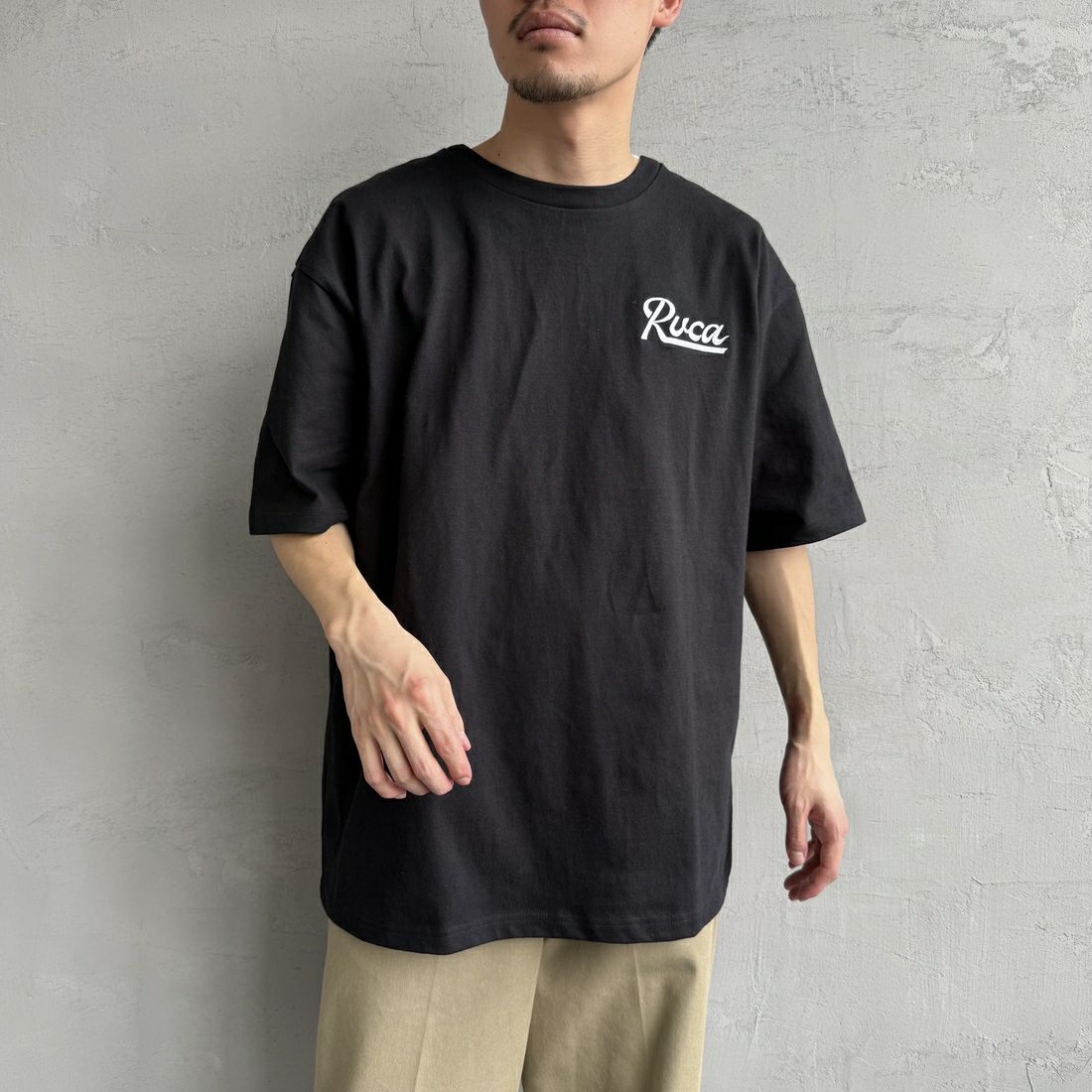 RVCA [ルーカ] スクリプトシールド ショートスリーブTシャツ [BF041-254] WHT RVCA [ルーカ] スクリプトシールド ショートスリーブTシャツ [BF041-254]  BLK &&モデル身長：168cm 着用サイズ：L&&