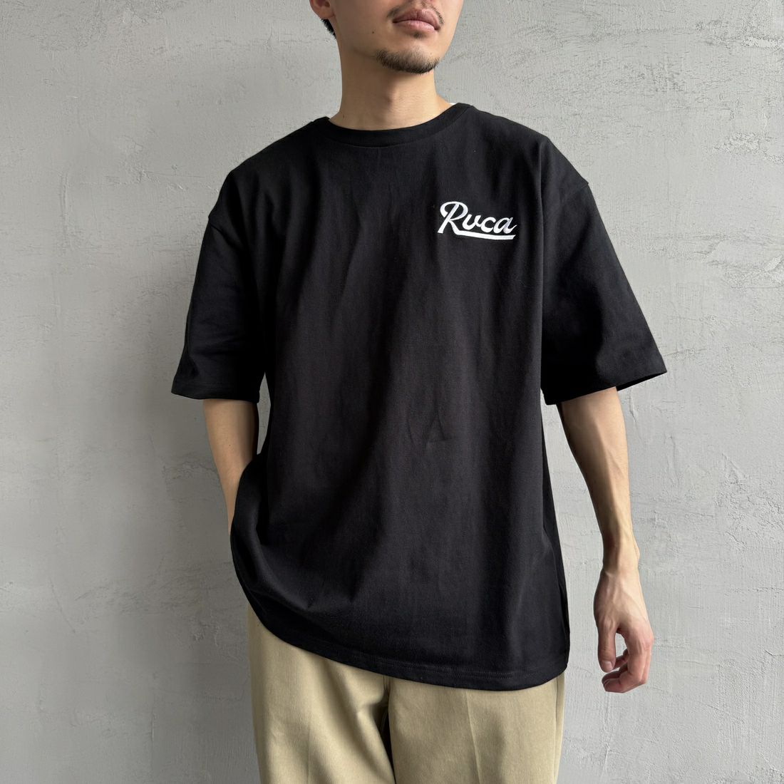 RVCA [ルーカ] スクリプトシールド ショートスリーブTシャツ [BF041-254] WHT RVCA [ルーカ] スクリプトシールド ショートスリーブTシャツ [BF041-254]  BLK &&モデル身長：168cm 着用サイズ：L&&