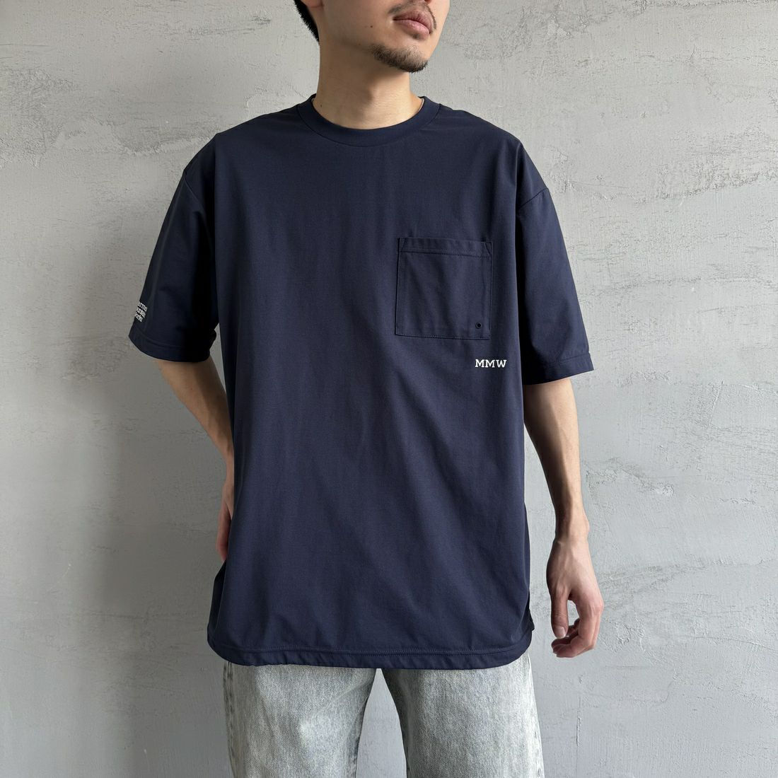 Marmot [マーモット] 別注 ドローコード付き バックプリントポケットTシャツ [MTSS25MST331IN-JF] NAVY &&モデル身長：168cm 着用サイズ：L&&
