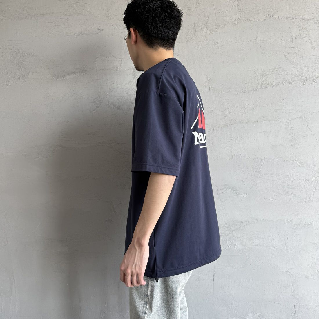 Marmot [マーモット] 別注 ドローコード付き バックプリントポケットTシャツ [MTSS25MST331IN-JF] NAVY &&モデル身長：168cm 着用サイズ：L&&