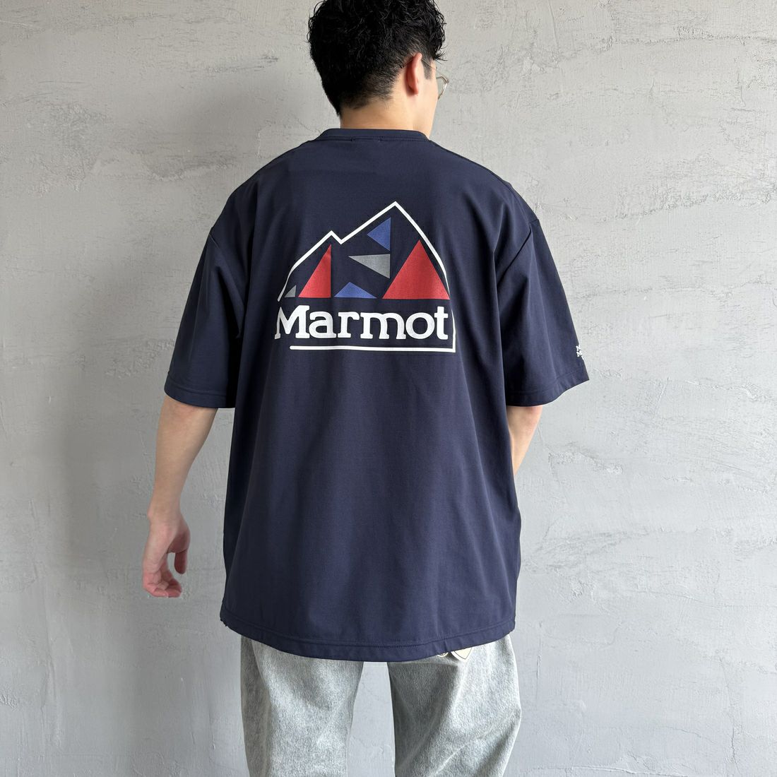 Marmot [マーモット] 別注 ドローコード付き バックプリントポケットTシャツ [MTSS25MST331IN-JF] NAVY &&モデル身長：168cm 着用サイズ：L&&