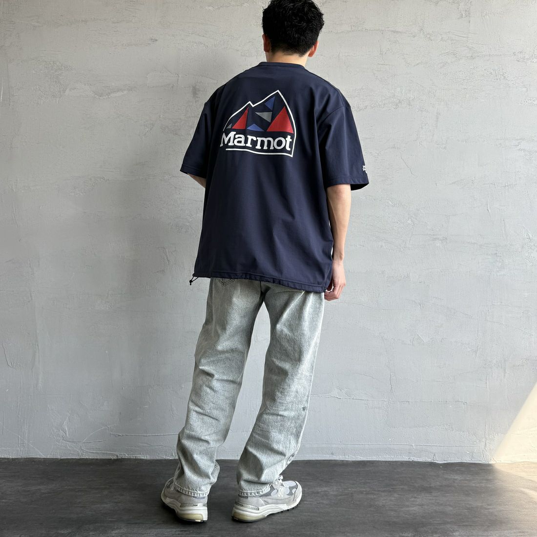 Marmot [マーモット] 別注 ドローコード付き バックプリントポケットTシャツ [MTSS25MST331IN-JF] NAVY &&モデル身長：168cm 着用サイズ：L&&