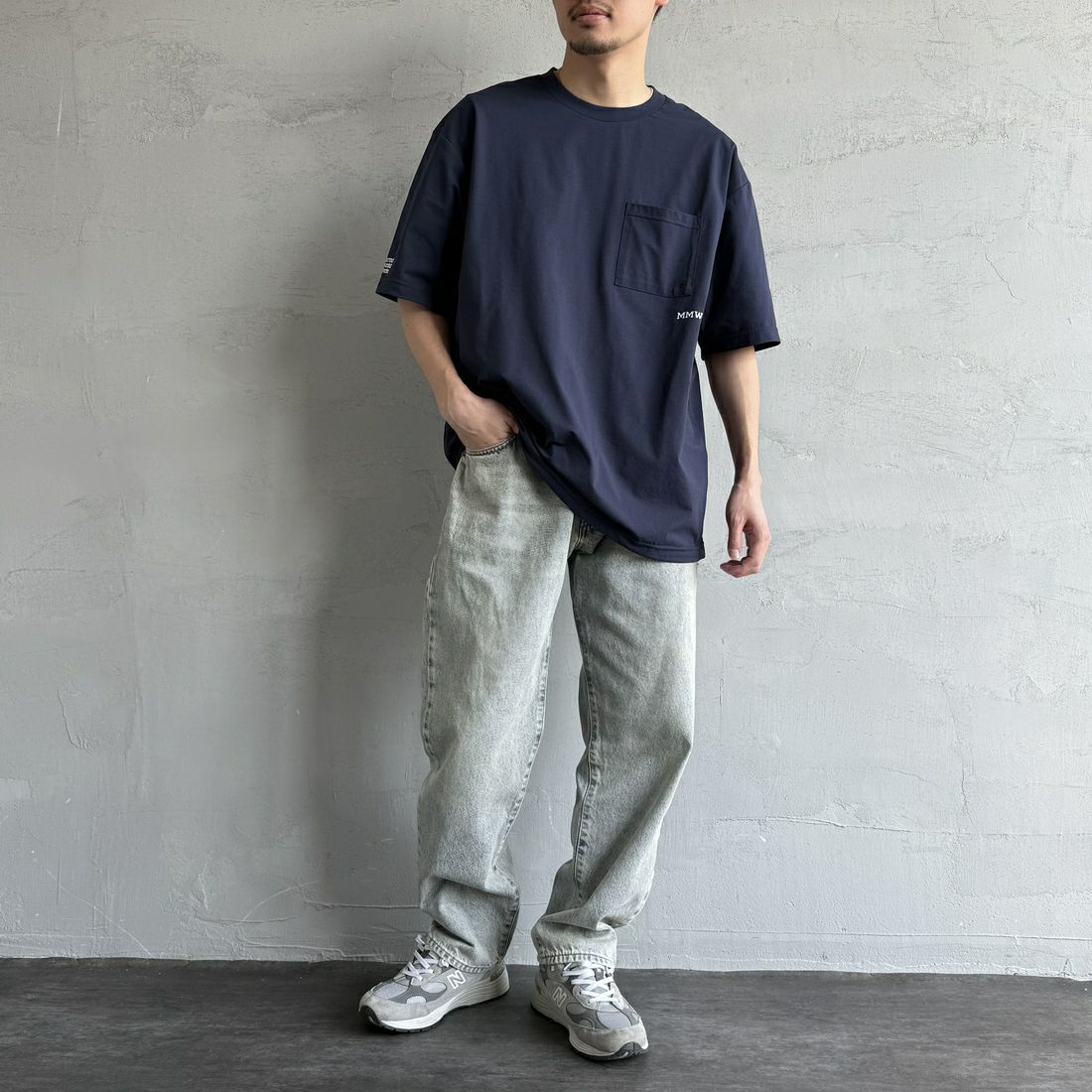Marmot [マーモット] 別注 ドローコード付き バックプリントポケットTシャツ [MTSS25MST331IN-JF] NAVY &&モデル身長：168cm 着用サイズ：L&&