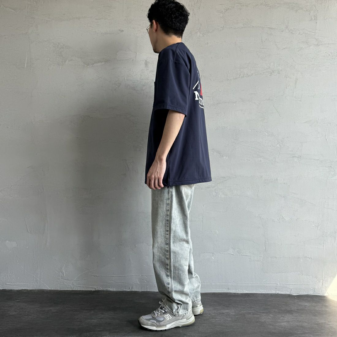 Marmot [マーモット] 別注 ドローコード付き バックプリントポケットTシャツ [MTSS25MST331IN-JF] NAVY &&モデル身長：168cm 着用サイズ：L&&
