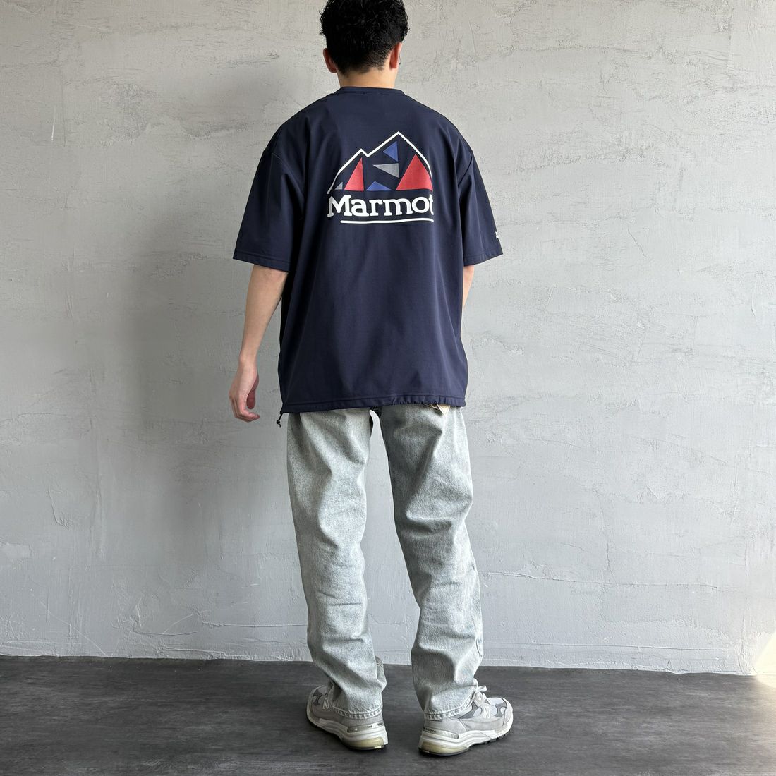 Marmot [マーモット] 別注 ドローコード付き バックプリントポケットTシャツ [MTSS25MST331IN-JF] NAVY &&モデル身長：168cm 着用サイズ：L&&