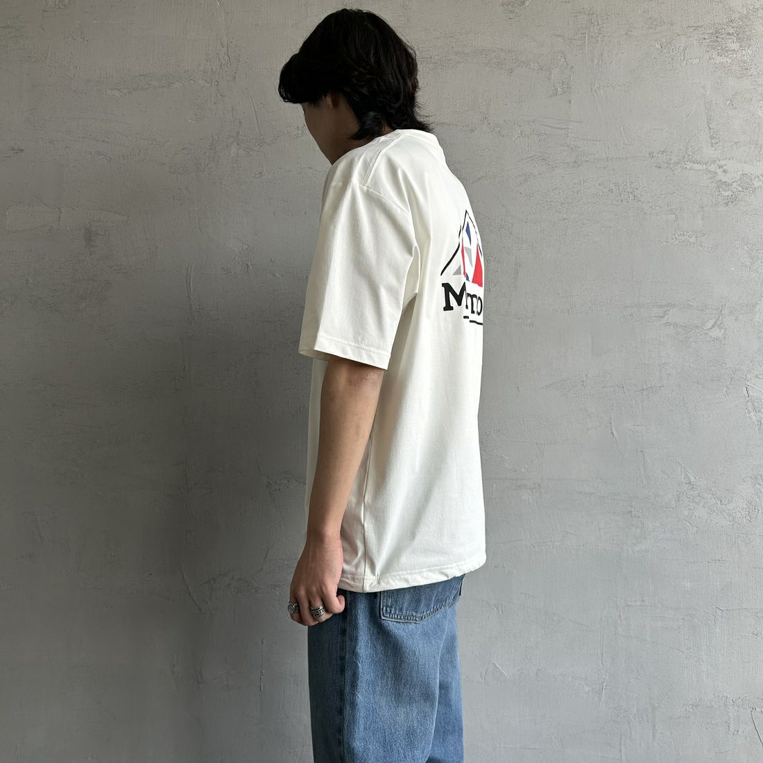 Marmot [マーモット] 別注 ドローコード付き バックプリントポケットTシャツ [MTSS25MST331IN-JF] WHITE &&モデル身長：179cm 着用サイズ：L&&