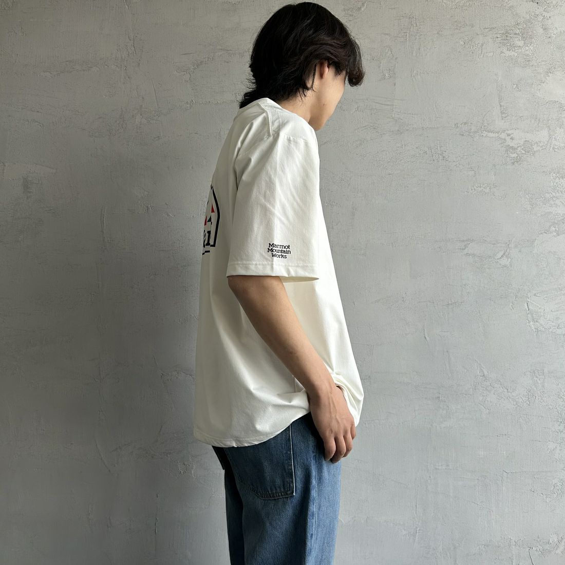 Marmot [マーモット] 別注 ドローコード付き バックプリントポケットTシャツ [MTSS25MST331IN-JF] WHITE &&モデル身長：179cm 着用サイズ：L&&