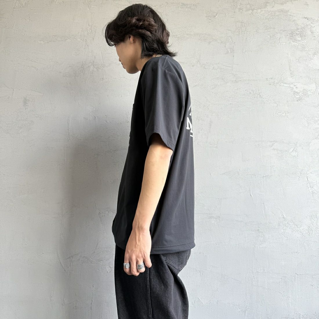 Marmot [マーモット] 別注 ドローコード付き バックプリントポケットTシャツ [MTSS25MST331IN-JF] BLACK &&モデル身長：179cm 着用サイズ：L&&