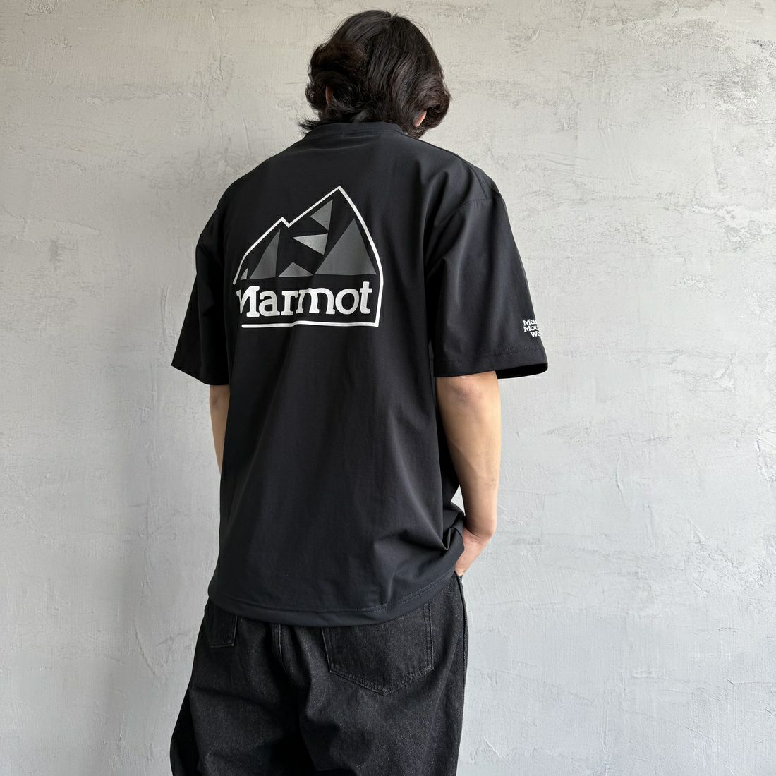 Marmot [マーモット] 別注 ドローコード付き バックプリントポケットTシャツ [MTSS25MST331IN-JF] BLACK &&モデル身長：179cm 着用サイズ：L&&