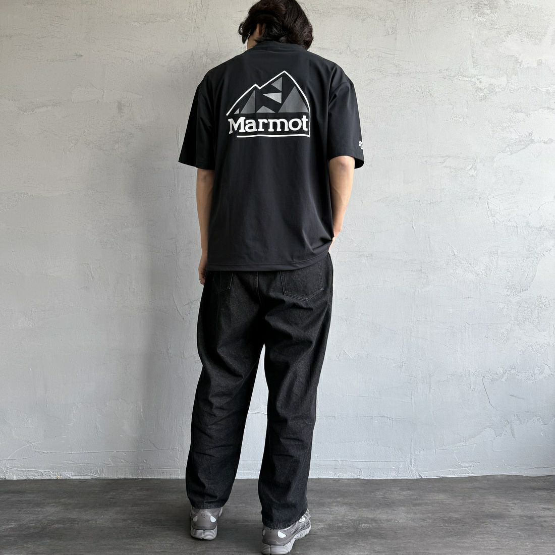 Marmot [マーモット] 別注 ドローコード付き バックプリントポケットTシャツ [MTSS25MST331IN-JF] BLACK &&モデル身長：179cm 着用サイズ：L&&