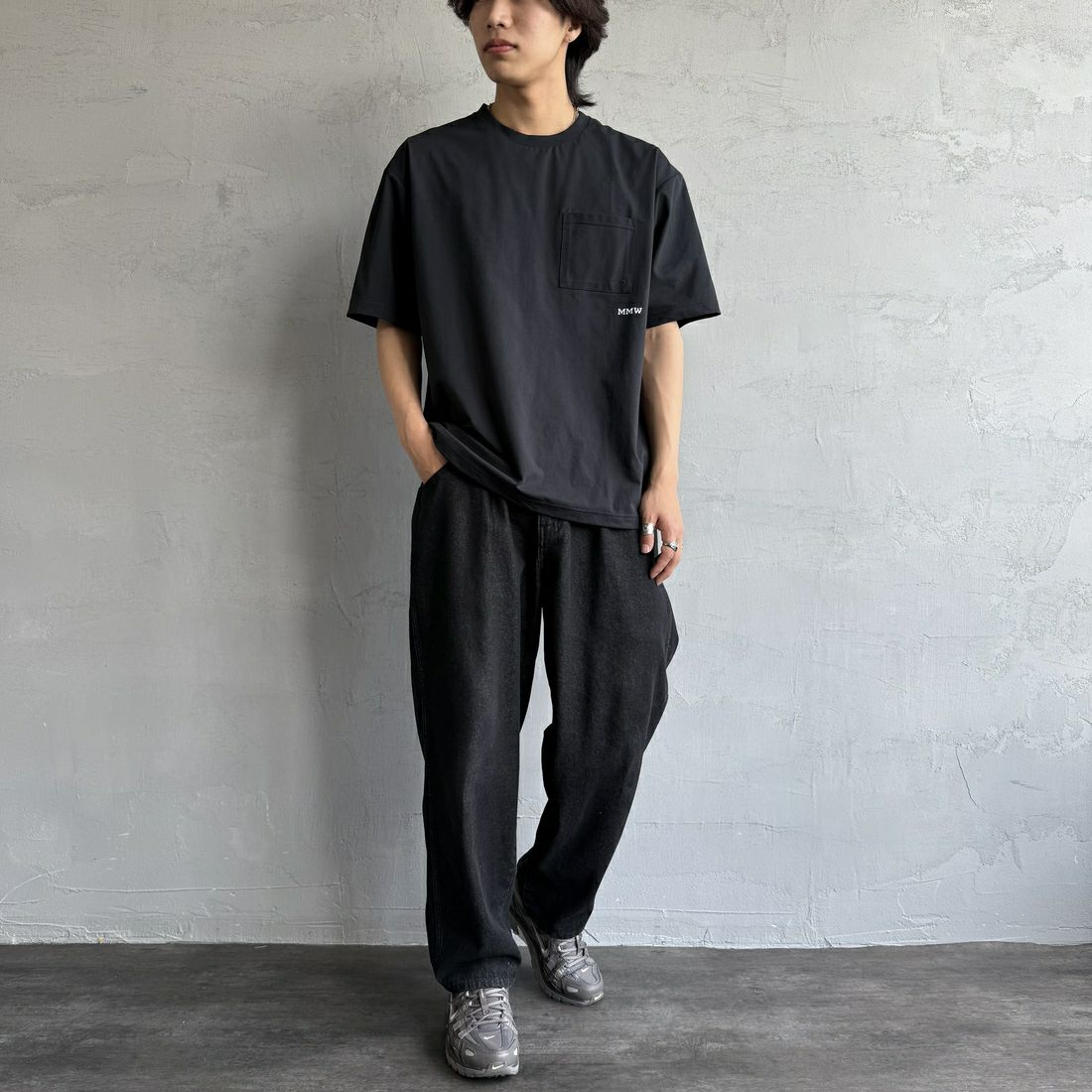 Marmot [マーモット] 別注 ドローコード付き バックプリントポケットTシャツ [MTSS25MST331IN-JF] BLACK &&モデル身長：179cm 着用サイズ：L&&