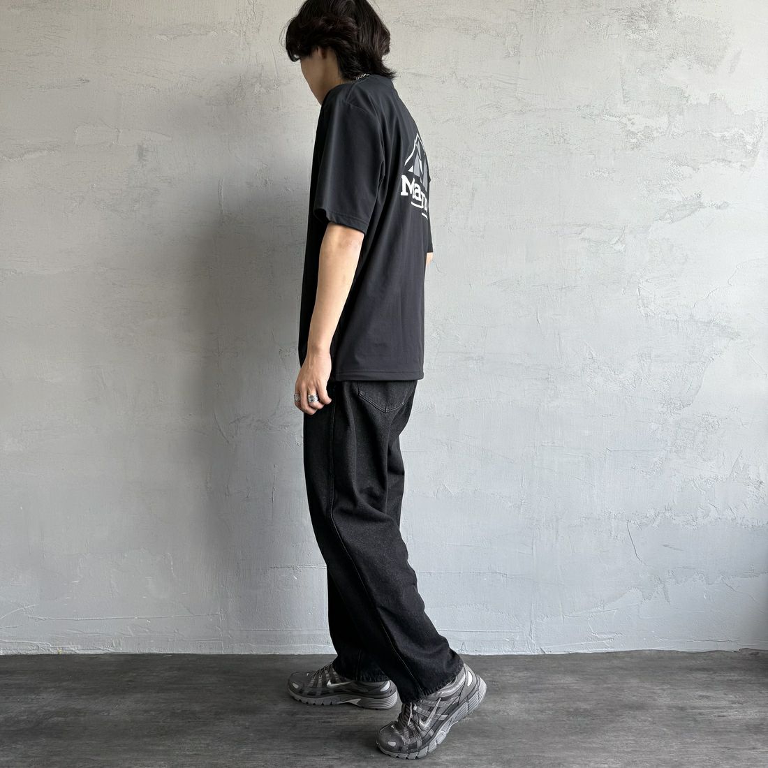 Marmot [マーモット] 別注 ドローコード付き バックプリントポケットTシャツ [MTSS25MST331IN-JF] BLACK &&モデル身長：179cm 着用サイズ：L&&