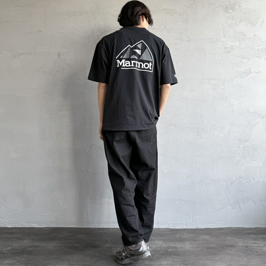 Marmot [マーモット] 別注 ドローコード付き バックプリントポケットTシャツ [MTSS25MST331IN-JF] BLACK &&モデル身長：179cm 着用サイズ：L&&