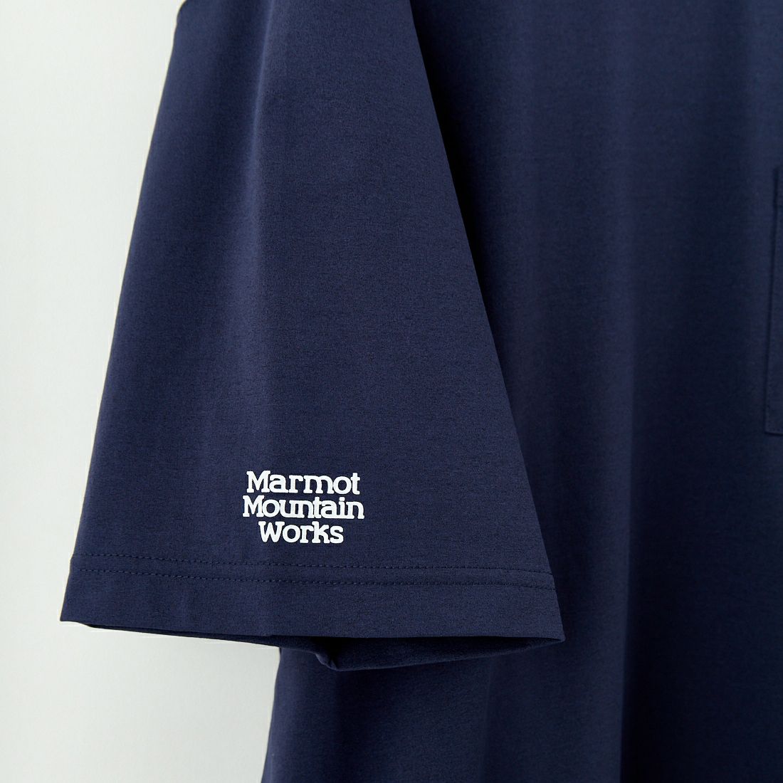 Marmot [マーモット] 別注 ドローコード付き バックプリントポケットTシャツ [MTSS25MST331IN-JF] NAVY