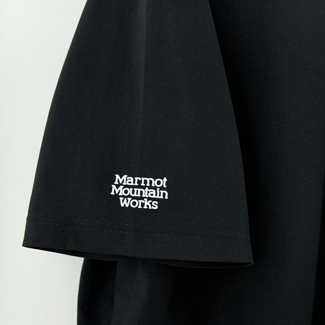 Marmot [マーモット] 別注 ドローコード付き バックプリントポケットTシャツ [MTSS25MST331IN-JF] BLACK