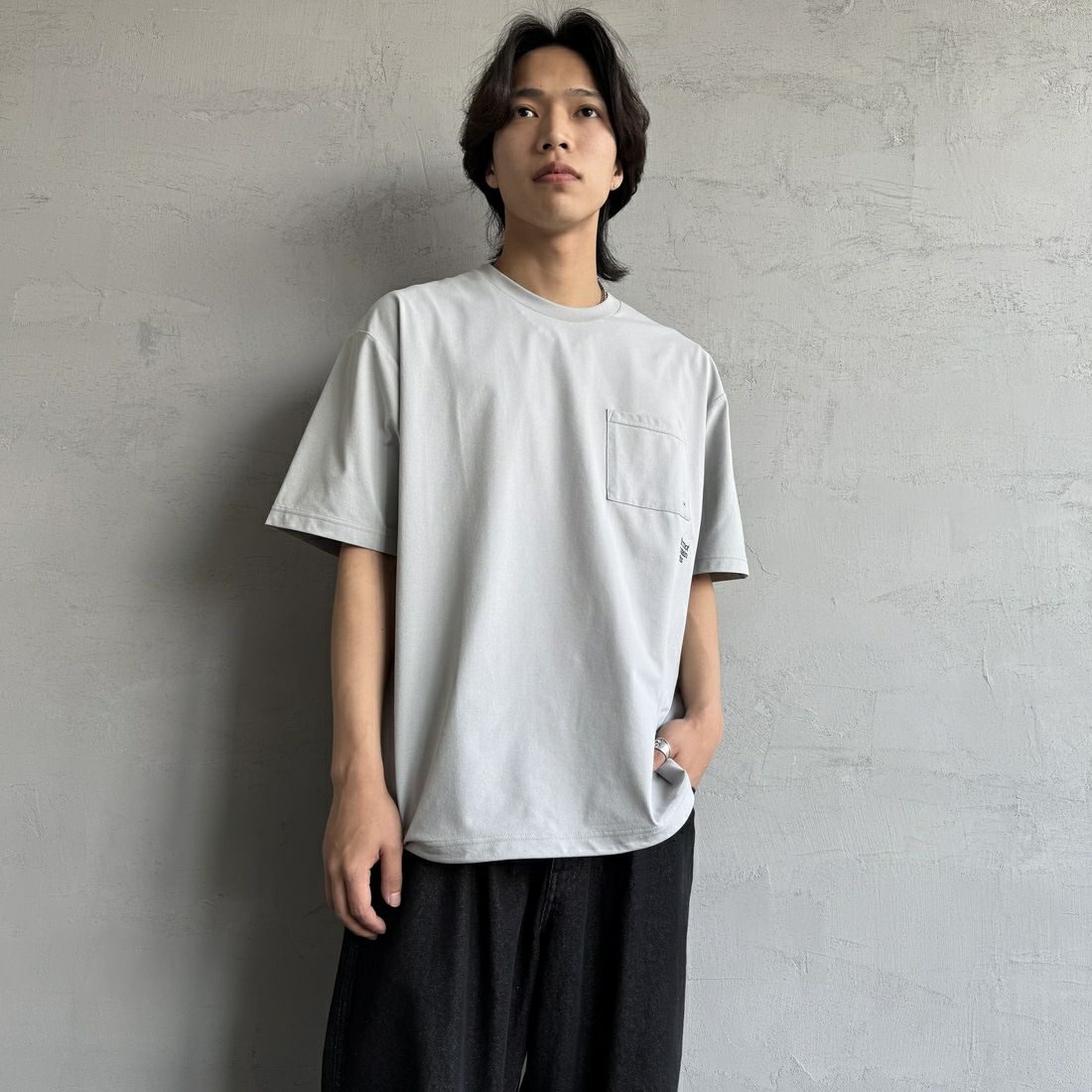 Marmot [マーモット] 別注 ドローコード付き ワンポイントロゴポケットTシャツ [MTSS25MST332IN-JF] GRAY &&モデル身長：179cm 着用サイズ：L&&