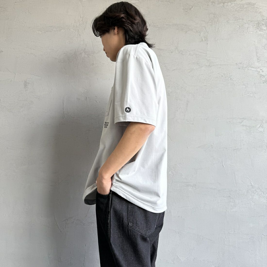 Marmot [マーモット] 別注 ドローコード付き ワンポイントロゴポケットTシャツ [MTSS25MST332IN-JF] GRAY &&モデル身長：179cm 着用サイズ：L&&