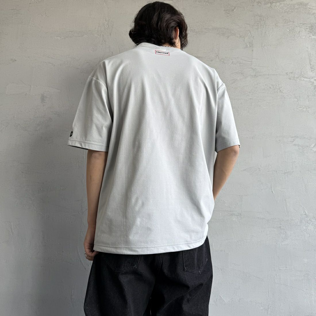 Marmot [マーモット] 別注 ドローコード付き ワンポイントロゴポケットTシャツ [MTSS25MST332IN-JF] GRAY &&モデル身長：179cm 着用サイズ：L&&
