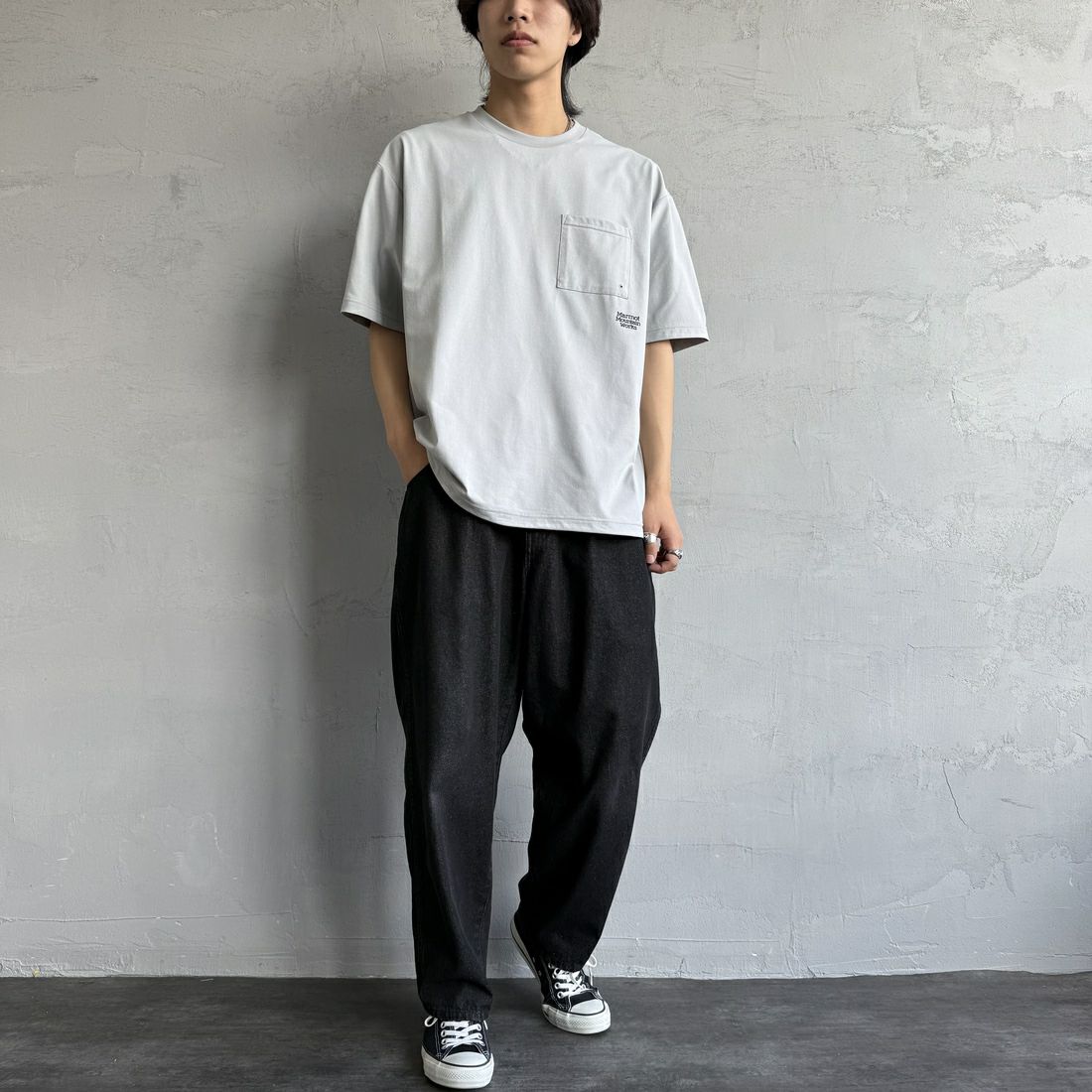 Marmot [マーモット] 別注 ドローコード付き ワンポイントロゴポケットTシャツ [MTSS25MST332IN-JF] GRAY &&モデル身長：179cm 着用サイズ：L&&