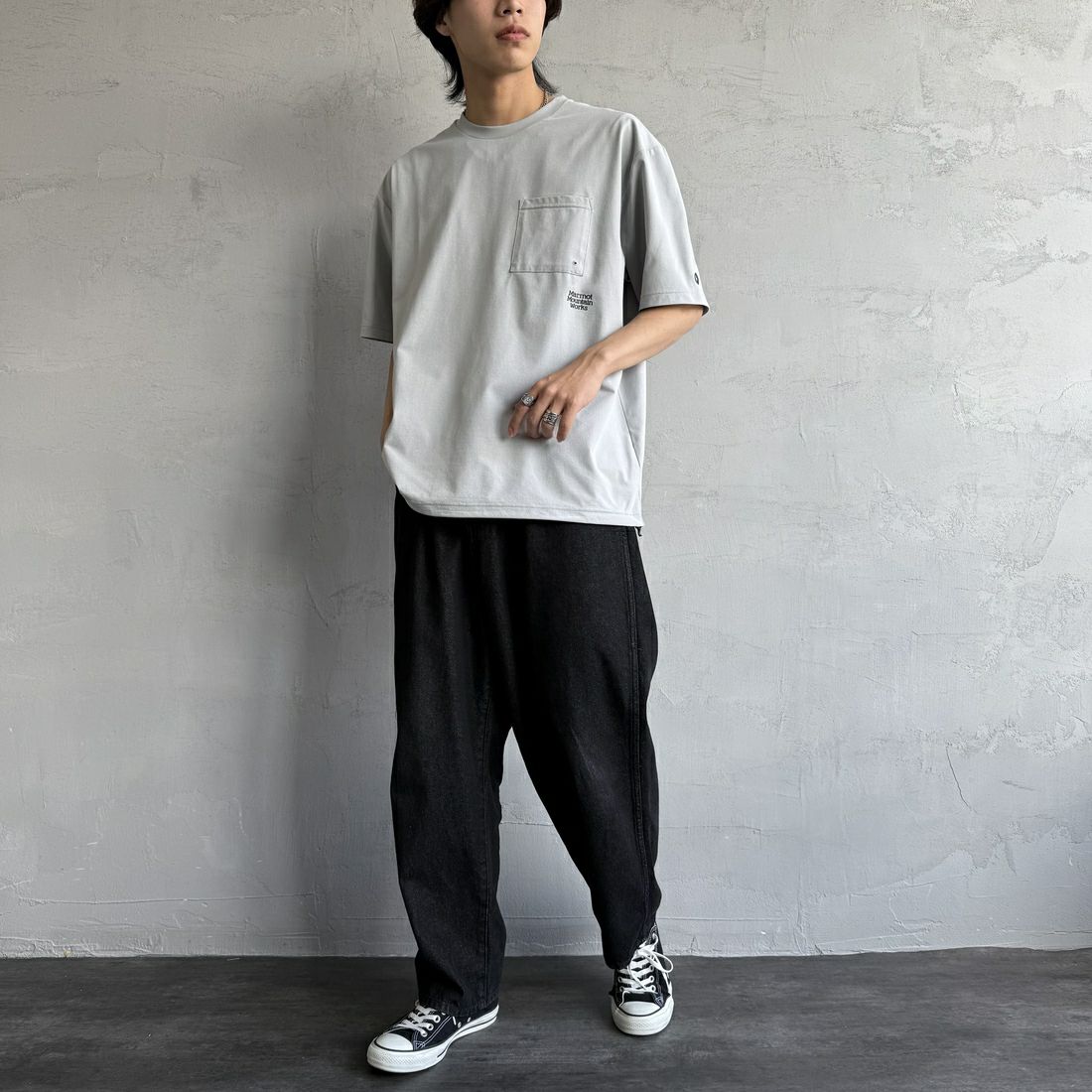Marmot [マーモット] 別注 ドローコード付き ワンポイントロゴポケットTシャツ [MTSS25MST332IN-JF] GRAY &&モデル身長：179cm 着用サイズ：L&&