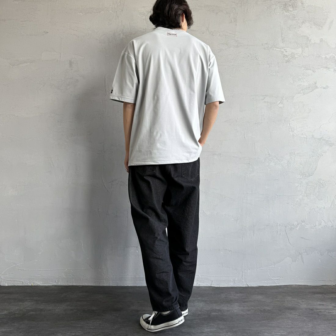 Marmot [マーモット] 別注 ドローコード付き ワンポイントロゴポケットTシャツ [MTSS25MST332IN-JF] GRAY &&モデル身長：179cm 着用サイズ：L&&
