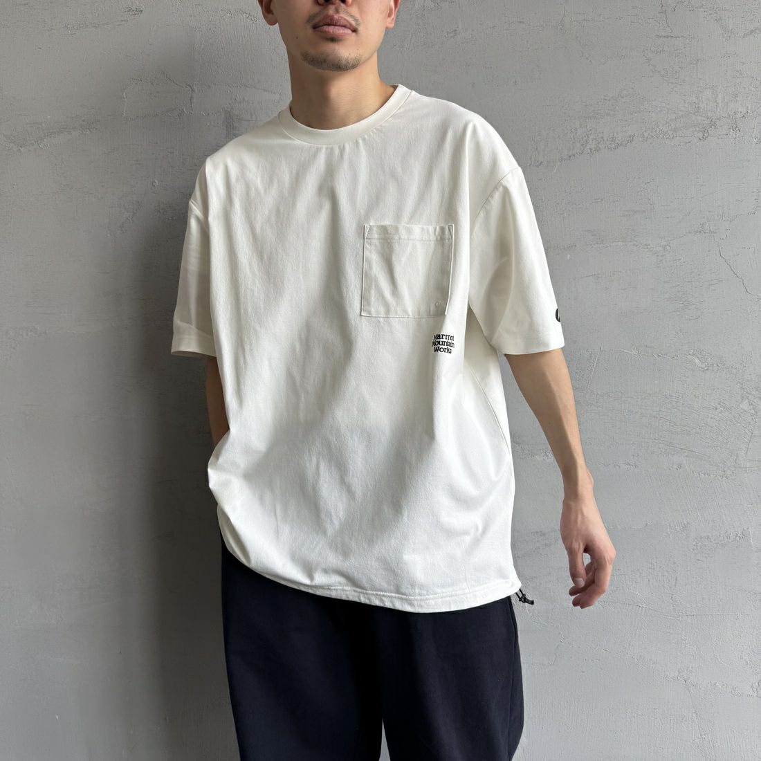 Marmot [マーモット] 別注 ドローコード付き ワンポイントロゴポケットTシャツ [MTSS25MST332IN-JF] WHITE &&モデル身長：168cm 着用サイズ：L&&
