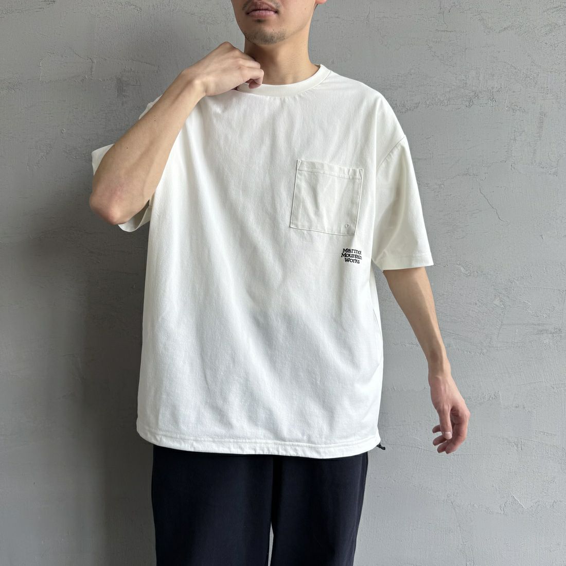 Marmot [マーモット] 別注 ドローコード付き ワンポイントロゴポケットTシャツ [MTSS25MST332IN-JF] WHITE &&モデル身長：168cm 着用サイズ：L&&