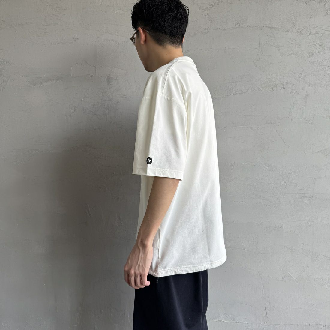 Marmot [マーモット] 別注 ドローコード付き ワンポイントロゴポケットTシャツ [MTSS25MST332IN-JF] WHITE &&モデル身長：168cm 着用サイズ：L&&