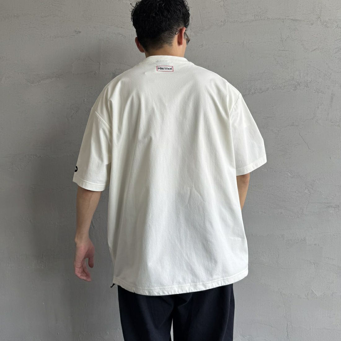 Marmot [マーモット] 別注 ドローコード付き ワンポイントロゴポケットTシャツ [MTSS25MST332IN-JF] WHITE &&モデル身長：168cm 着用サイズ：L&&