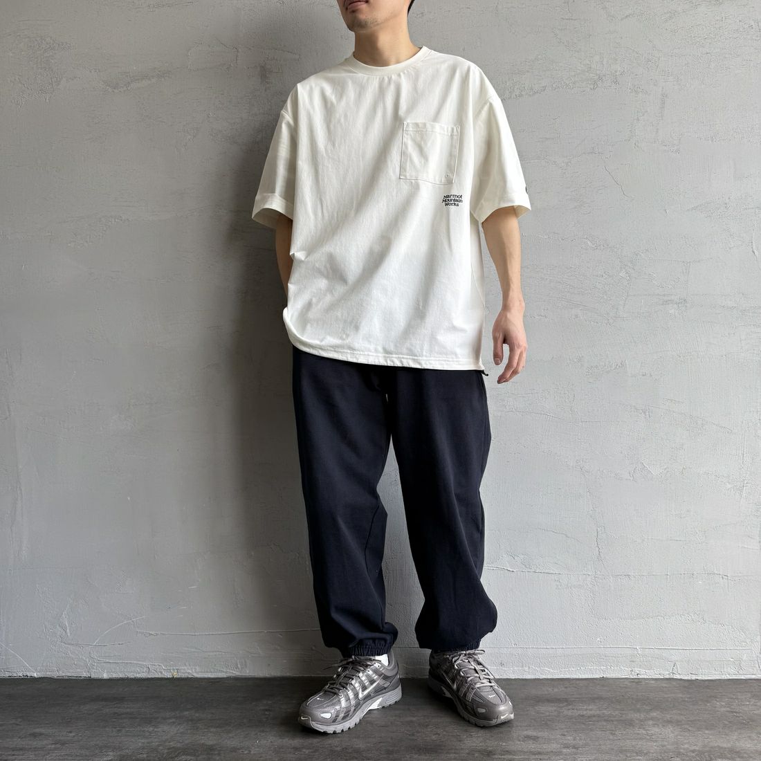 Marmot [マーモット] 別注 ドローコード付き ワンポイントロゴポケットTシャツ [MTSS25MST332IN-JF] WHITE &&モデル身長：168cm 着用サイズ：L&&